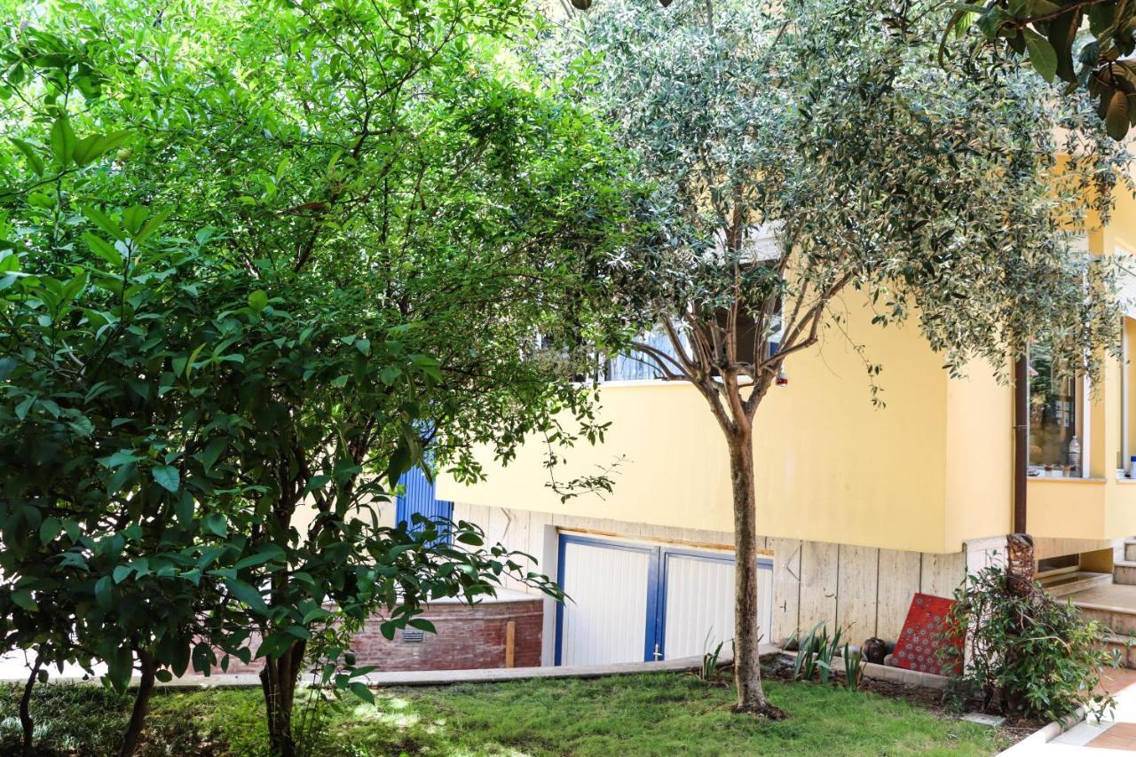 Hostel Blue Door *